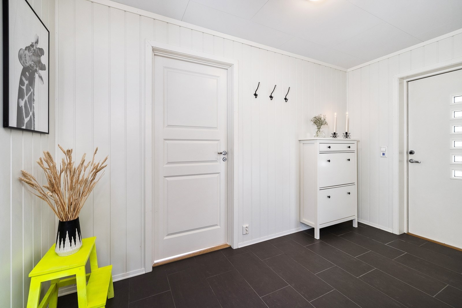 Her er det plass til å henge fra seg yttertøy og skuffer til oppbevaring av yttertøy. Galleribilde