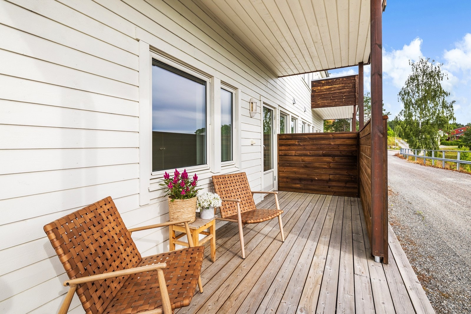 Det er satt opp levegg mellom leilighetene som skjermer for innsyn. Galleribilde