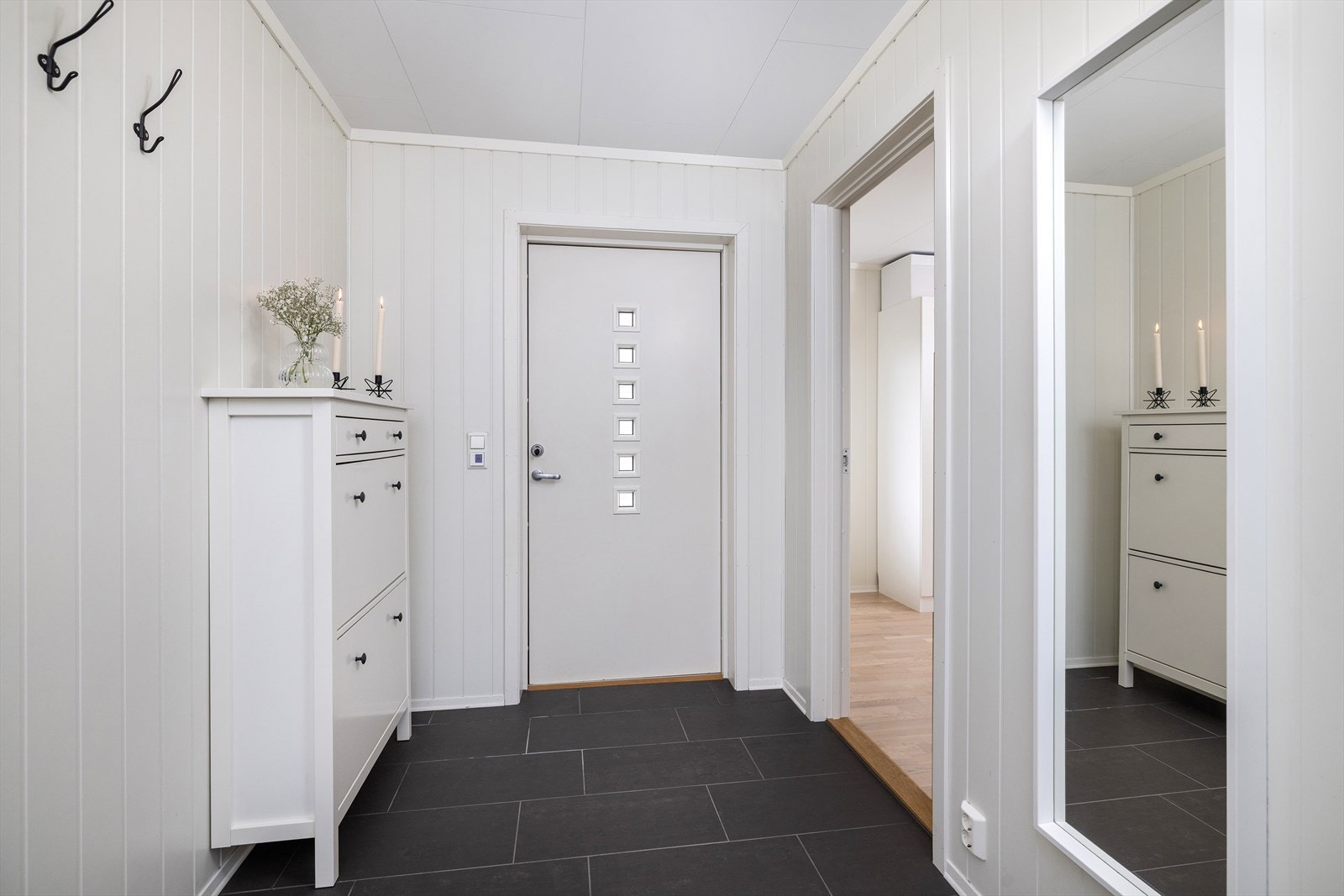 Velkommen inn til en fliselagt gang med varmekabler. Galleribilde