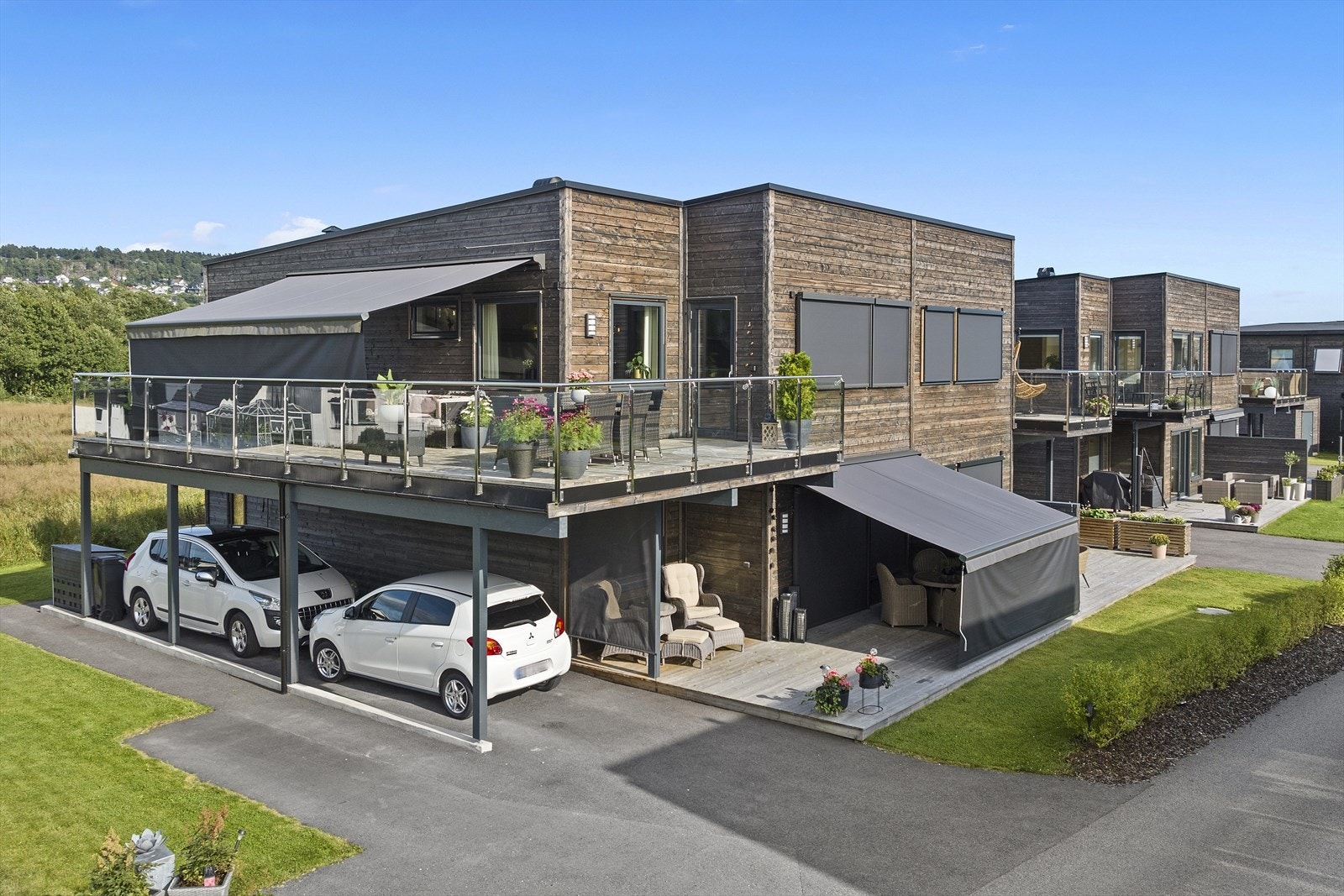 Eksempel med terrassemarkiser og screens nede - legg merke til rullegardinløsning i fremkant av markise Galleribilde