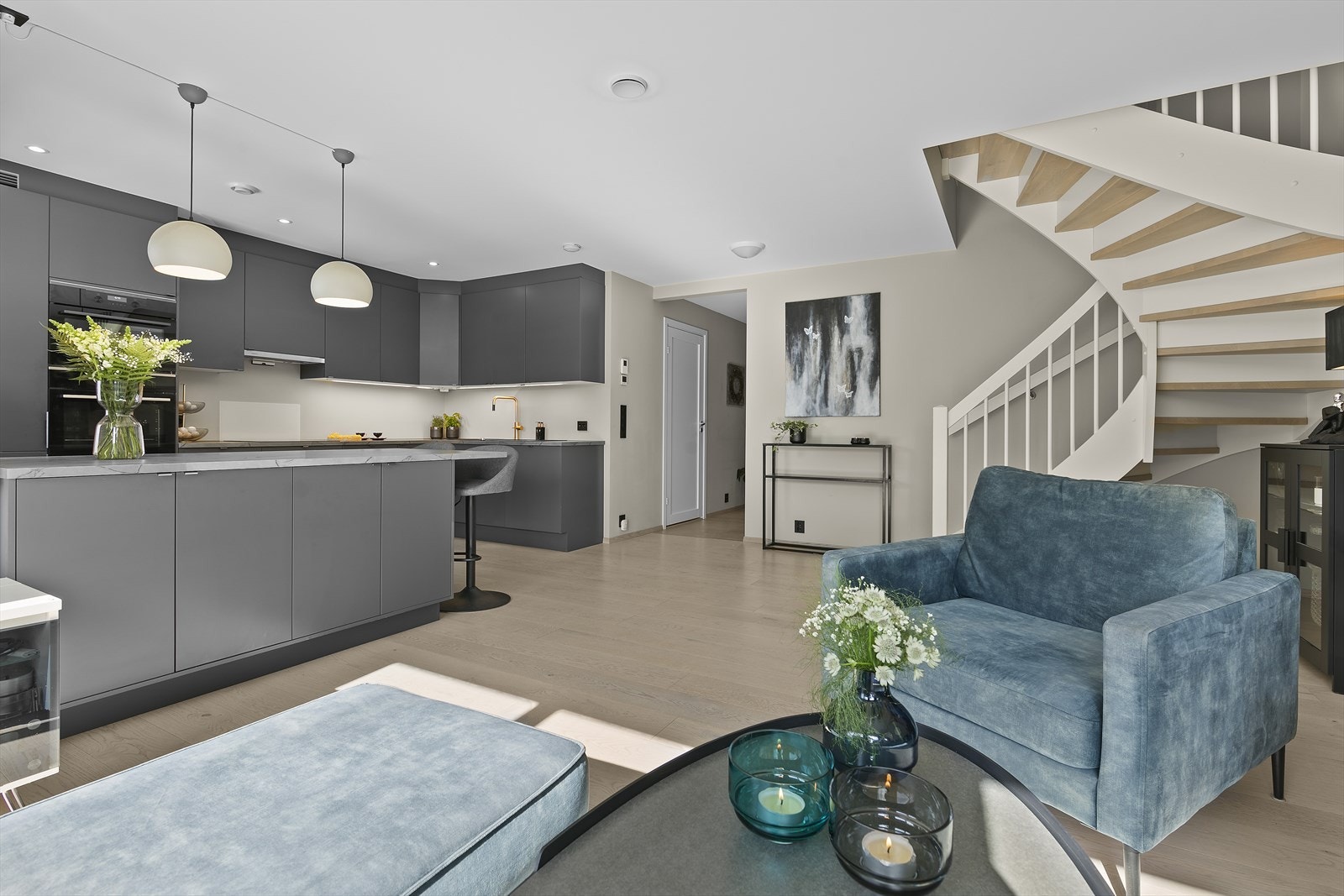 Stort kjøkken i åpen løsning mot stue/spisestue Galleribilde