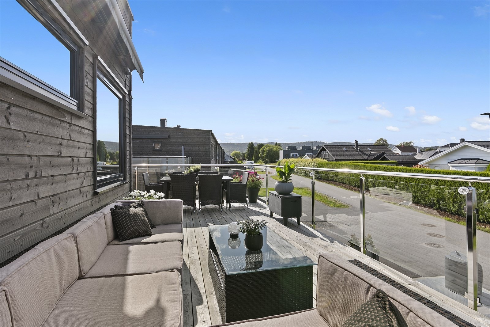 Terrassemarkise over uteplassen her Galleribilde