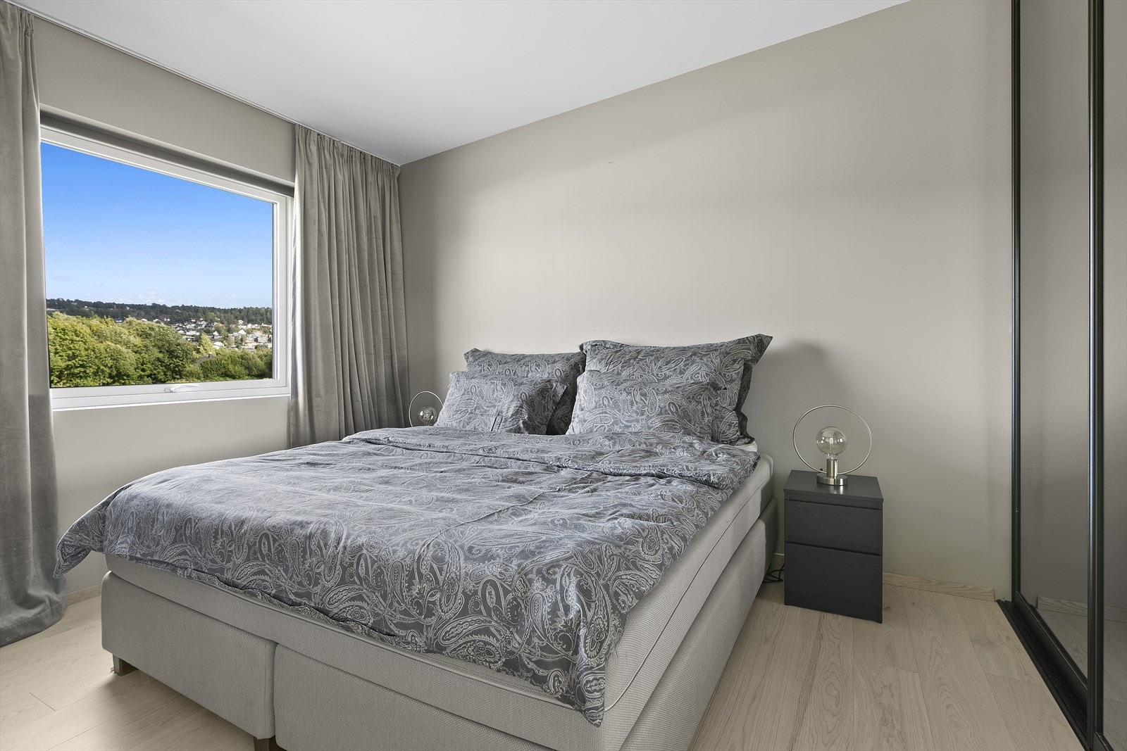 Romslig soverom med skyvedørsgarderobe i 2. etasje Galleribilde