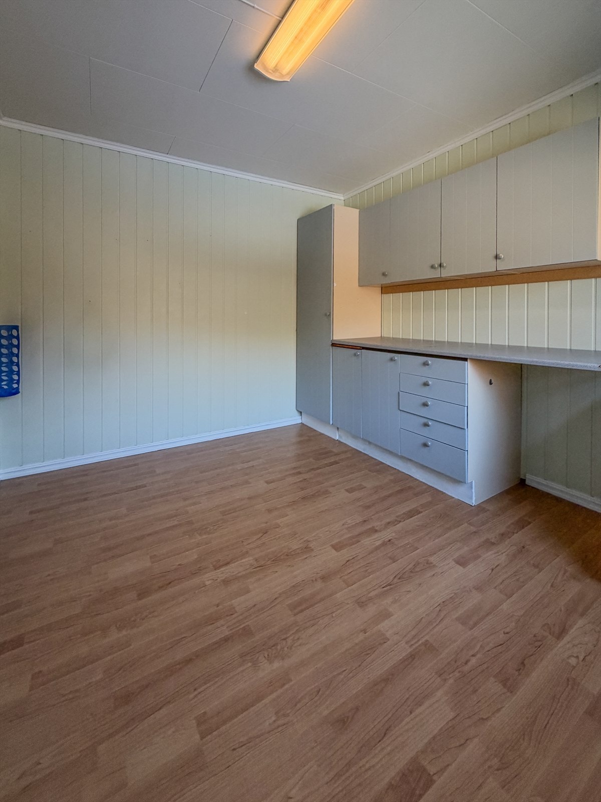 Soverom i 2.etasje- i dag med montert skap og benk. Galleribilde