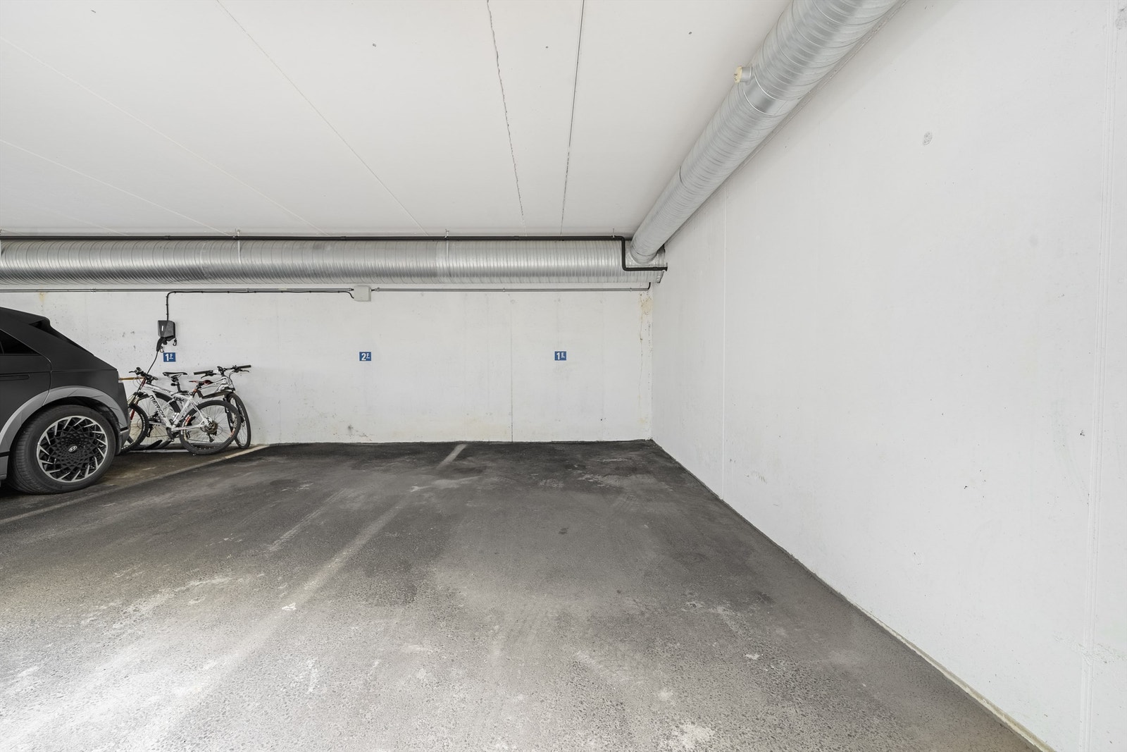 Parkeringsplassen i kjeller under leiligheten. Klargjort til el-bil lader Galleribilde