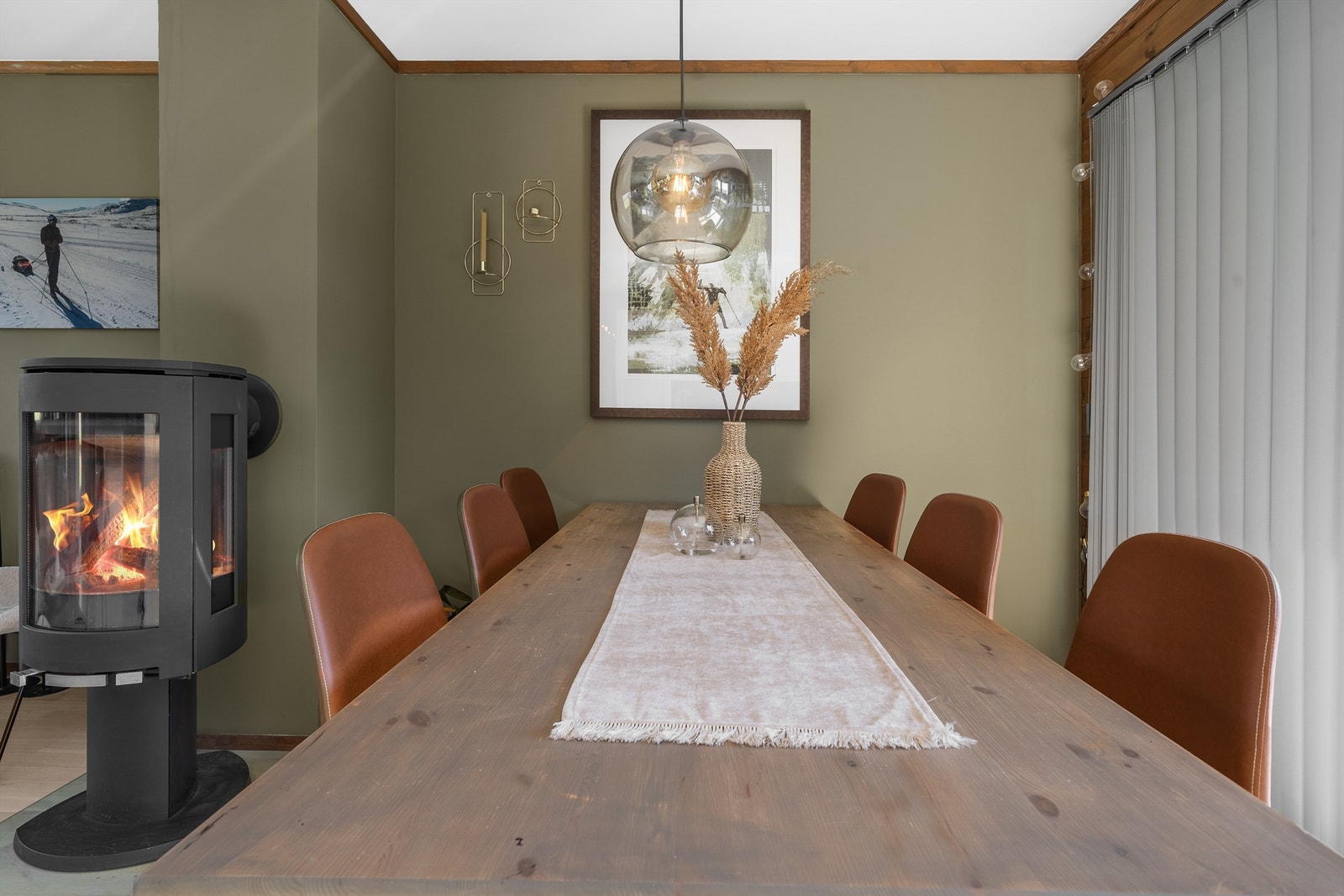 Hyggelig spisestueplass med peisen Galleribilde