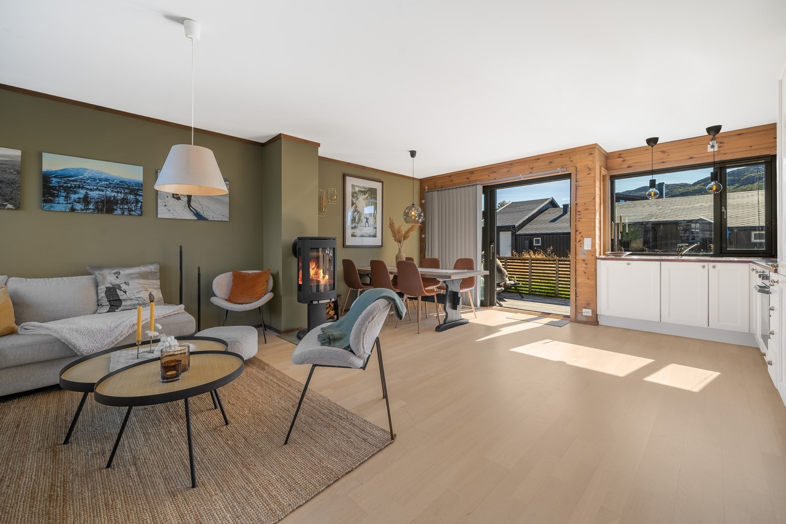 Leiligheten er lys og trivelig med gode lysforhold fra store vinduer Galleribilde