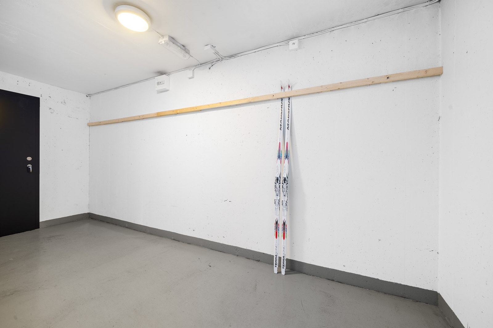 Praktisk skioppbevaring i felles gang ned mot parkering, utenfor bodene. Galleribilde