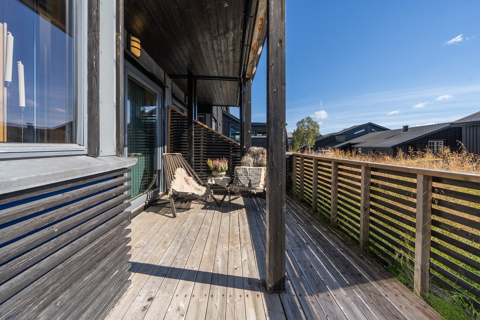 Lun og delvis overbygd veranda Galleribilde