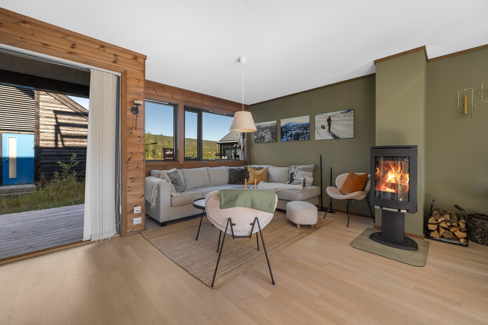 Gode møbleringsmuligheter og åpen sosial løsning mellom stue, spisestue og kjøkken Galleribilde