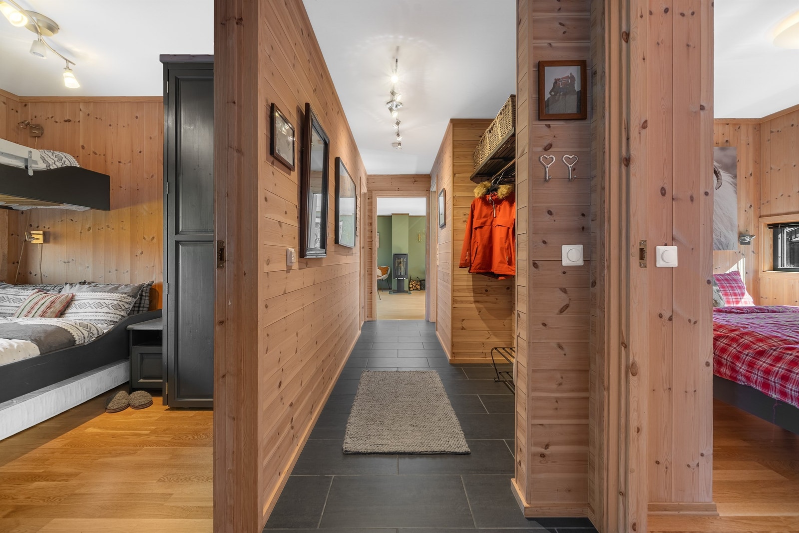 Velkommen inn. Gang med oppheng for jakker og skohylle. Soverommene på hver side og stue og kjøkken rett frem. Praktisk med fliser og varmekabler på vinterstid Galleribilde