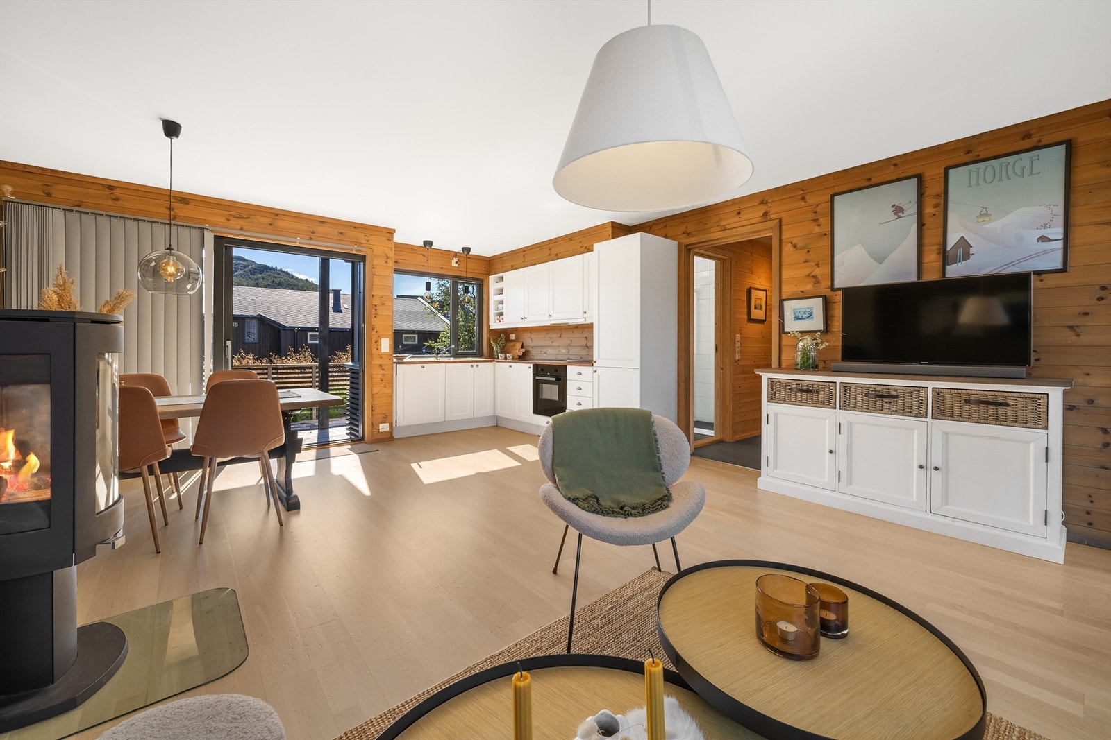 Et varmt og fint samlingspunkt med god plass til familie, venner eller gjester Galleribilde