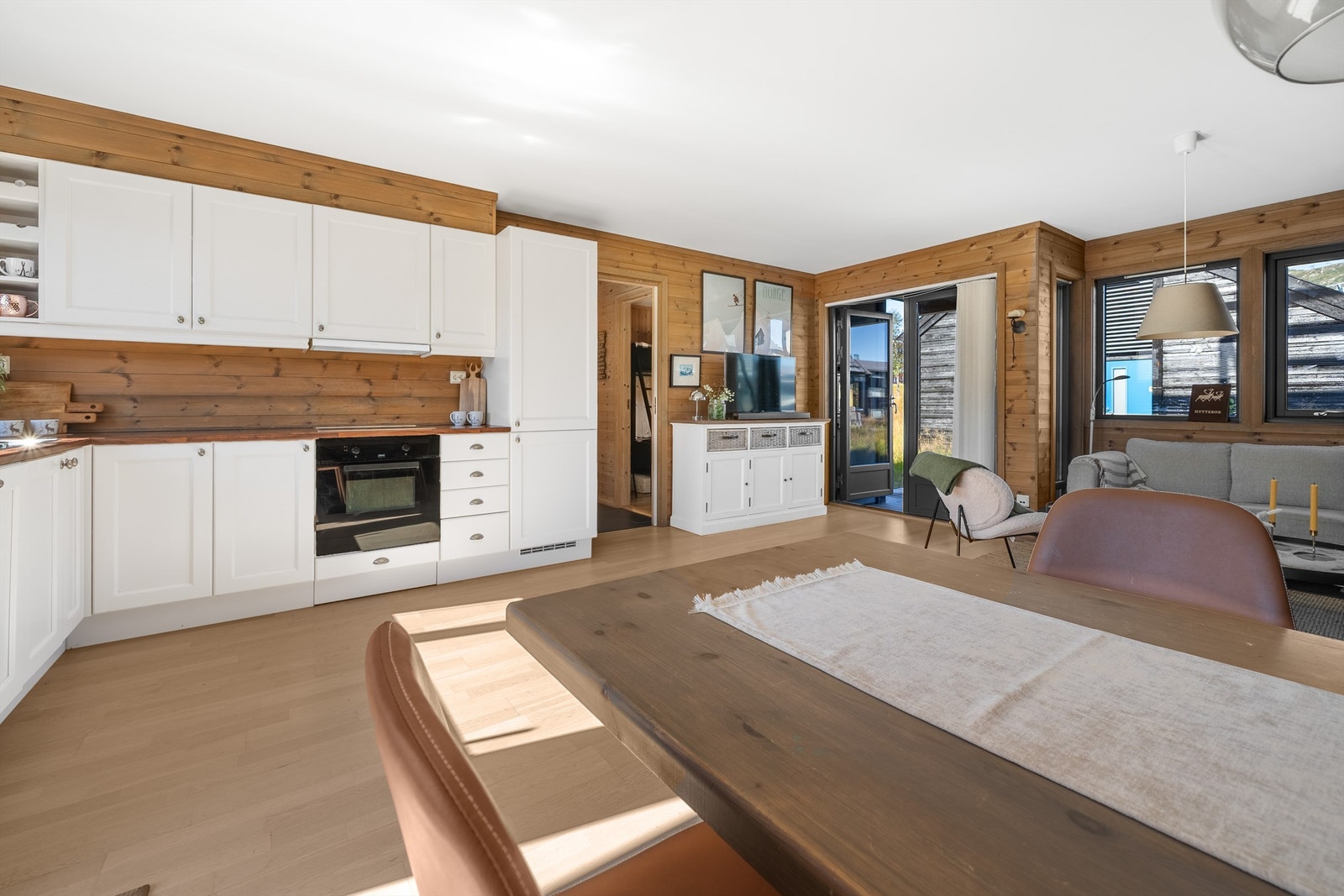 Åpen, praktisk og sosial løsning og god romfølelse Galleribilde