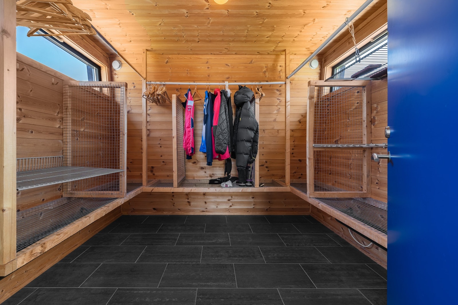 Praktisk felles tørkerom for enhetene i denne oppgangen. Rett innenfor inngangsdøren. Galleribilde