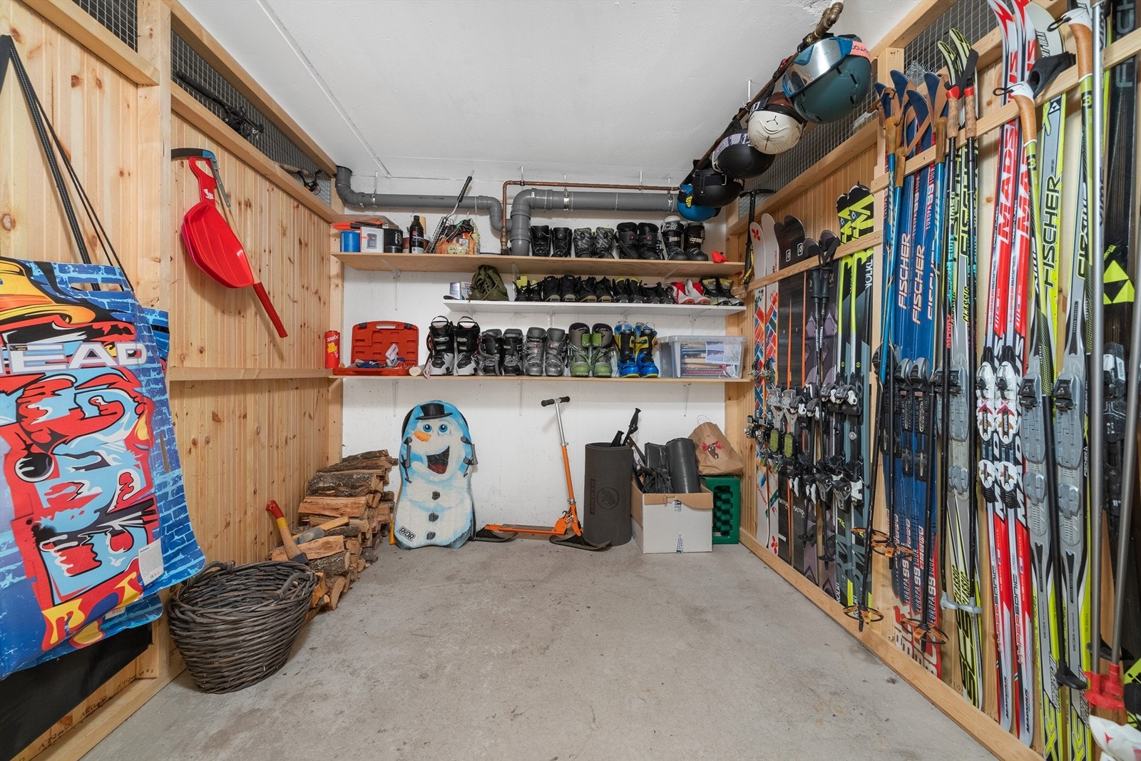 Romslig bod i mellometasje ned mot parkeringen. Galleribilde