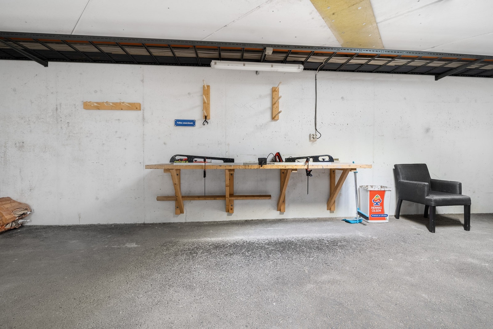 Felles preppebenk i garasjekjeller. Galleribilde