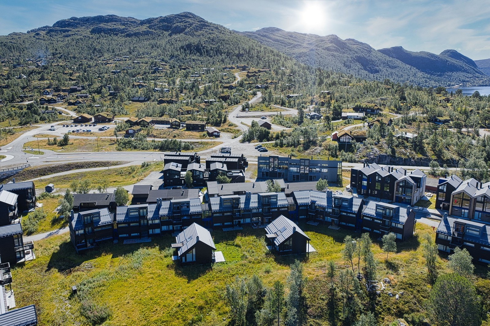 Gåavstand til fine turområder opp mot fjellene Galleribilde