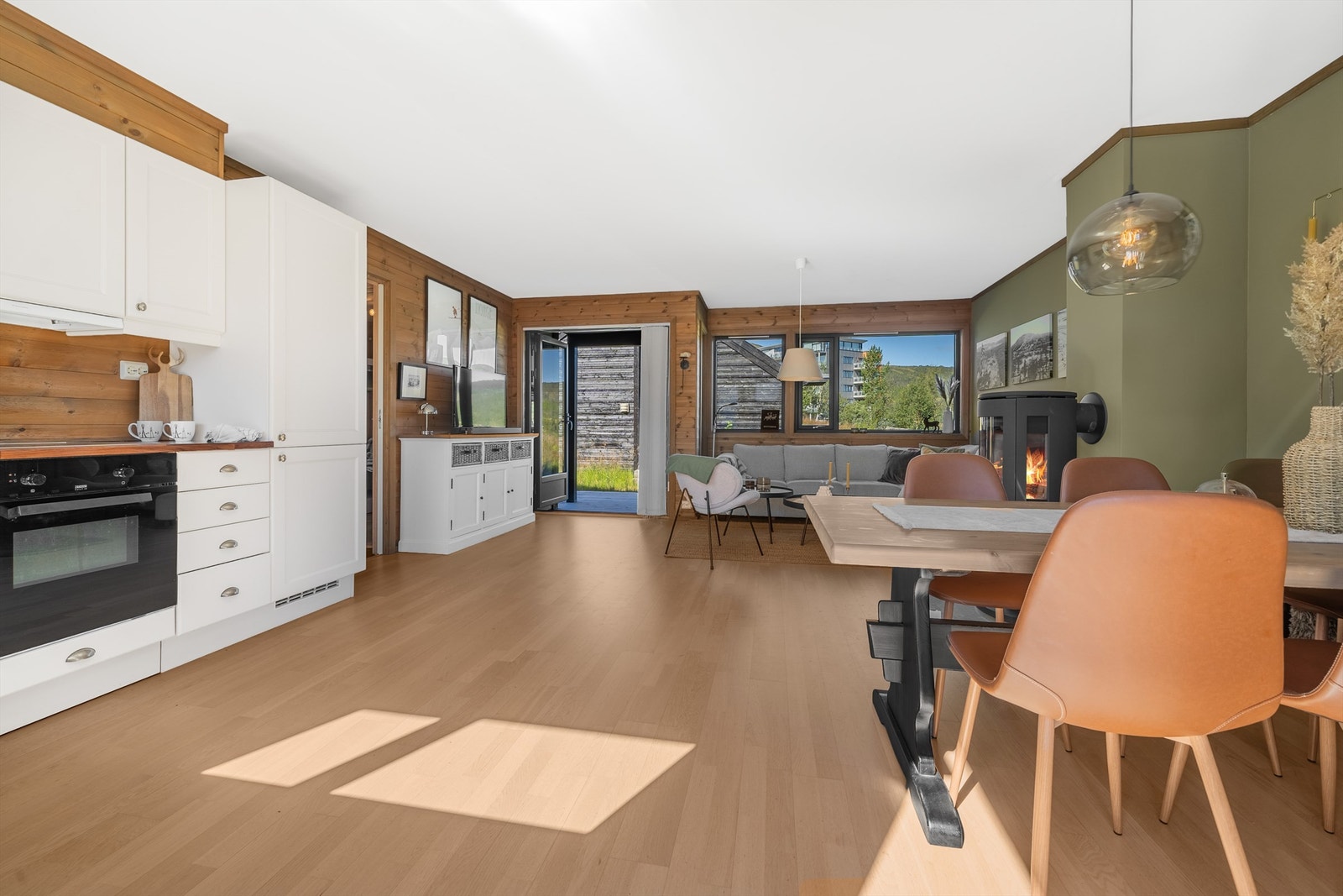 Stuen har utgang til deilige verandaer på begge sider av leiligheten Galleribilde