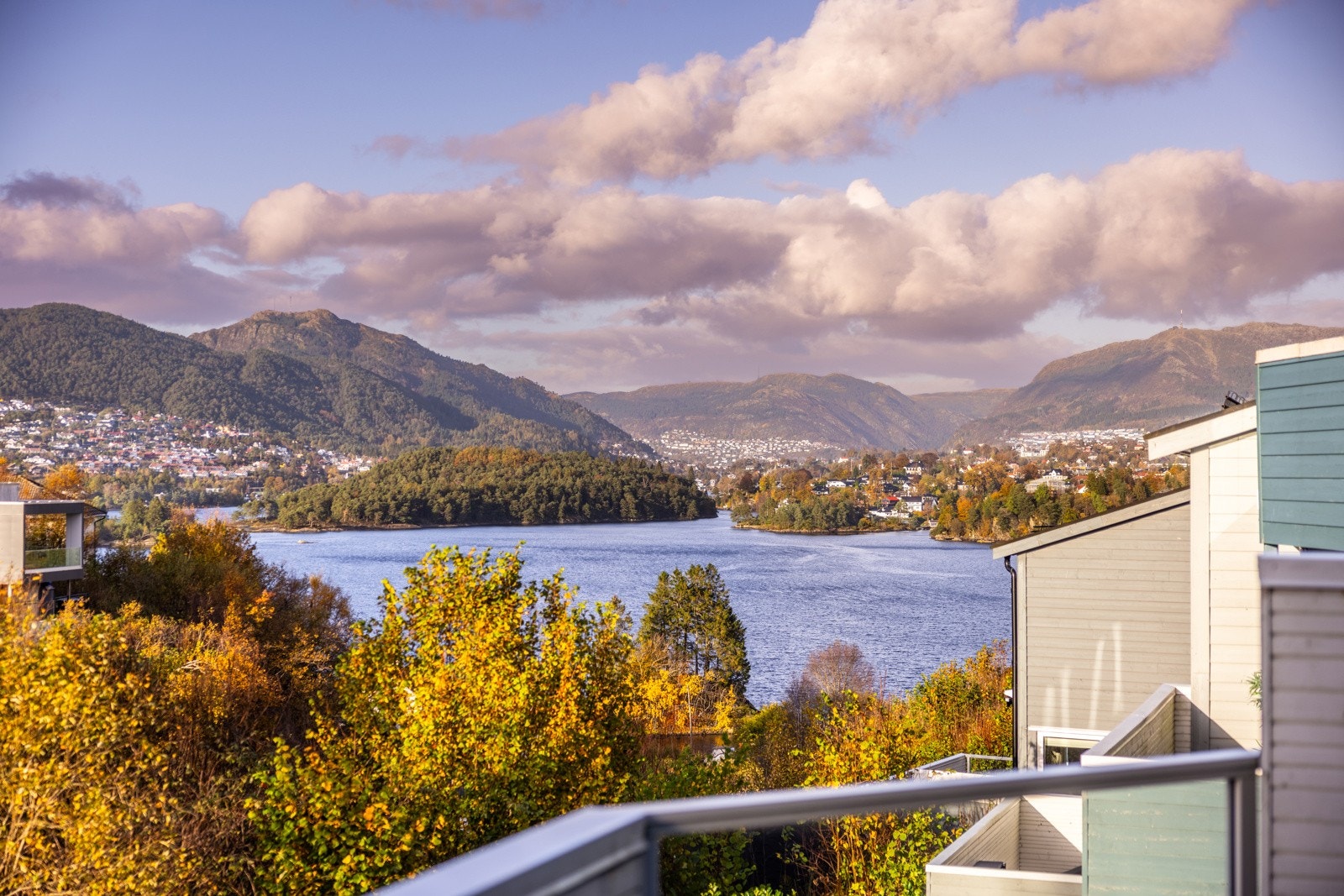 - Her har du sol til sent på kveld og du sitter usjenert uten sjenerende innsyn - Galleribilde