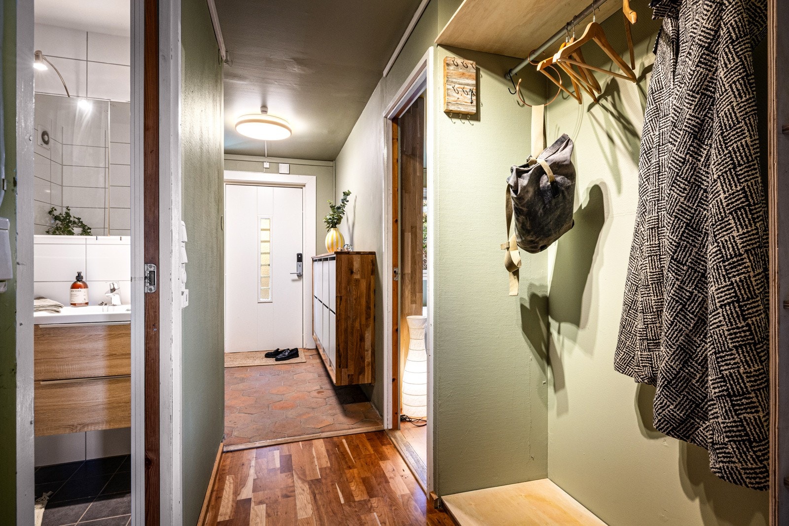 - Det er laget plassbygde hyller i gangen - du ser inn mot baderommet til venstre - Galleribilde