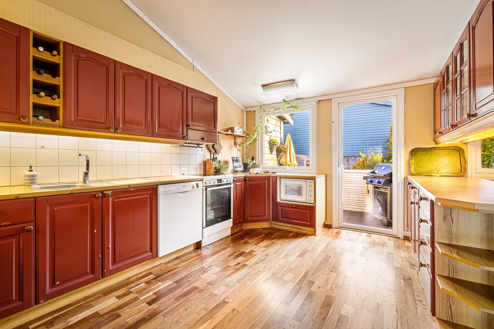 - Romslig kjøkken med mange skap og hyller - Galleribilde