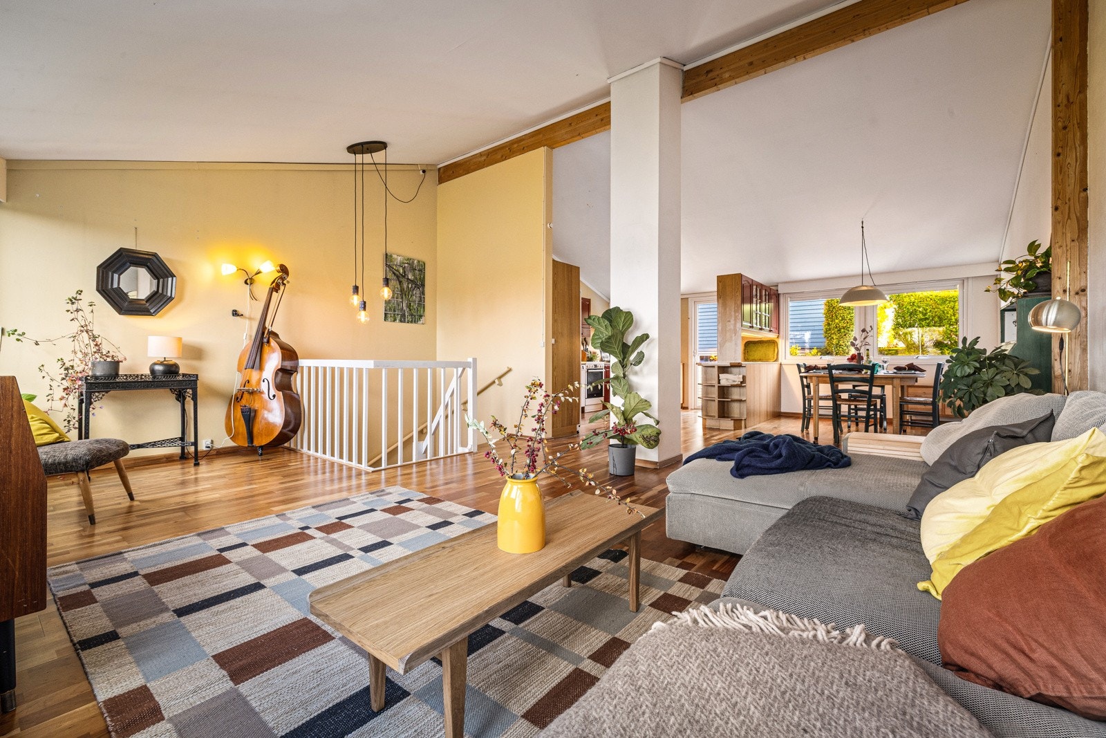 - Her ser du til høyre inn mot spisestuen og kjøkkenet - Galleribilde