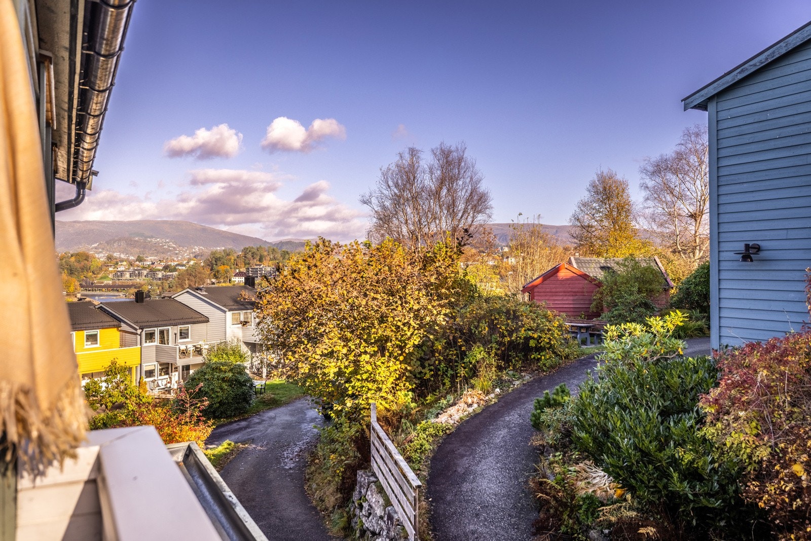- Rekkehusene ligger i klynger rundt bilfrie tun, med gangveier som binder området sammen - Galleribilde