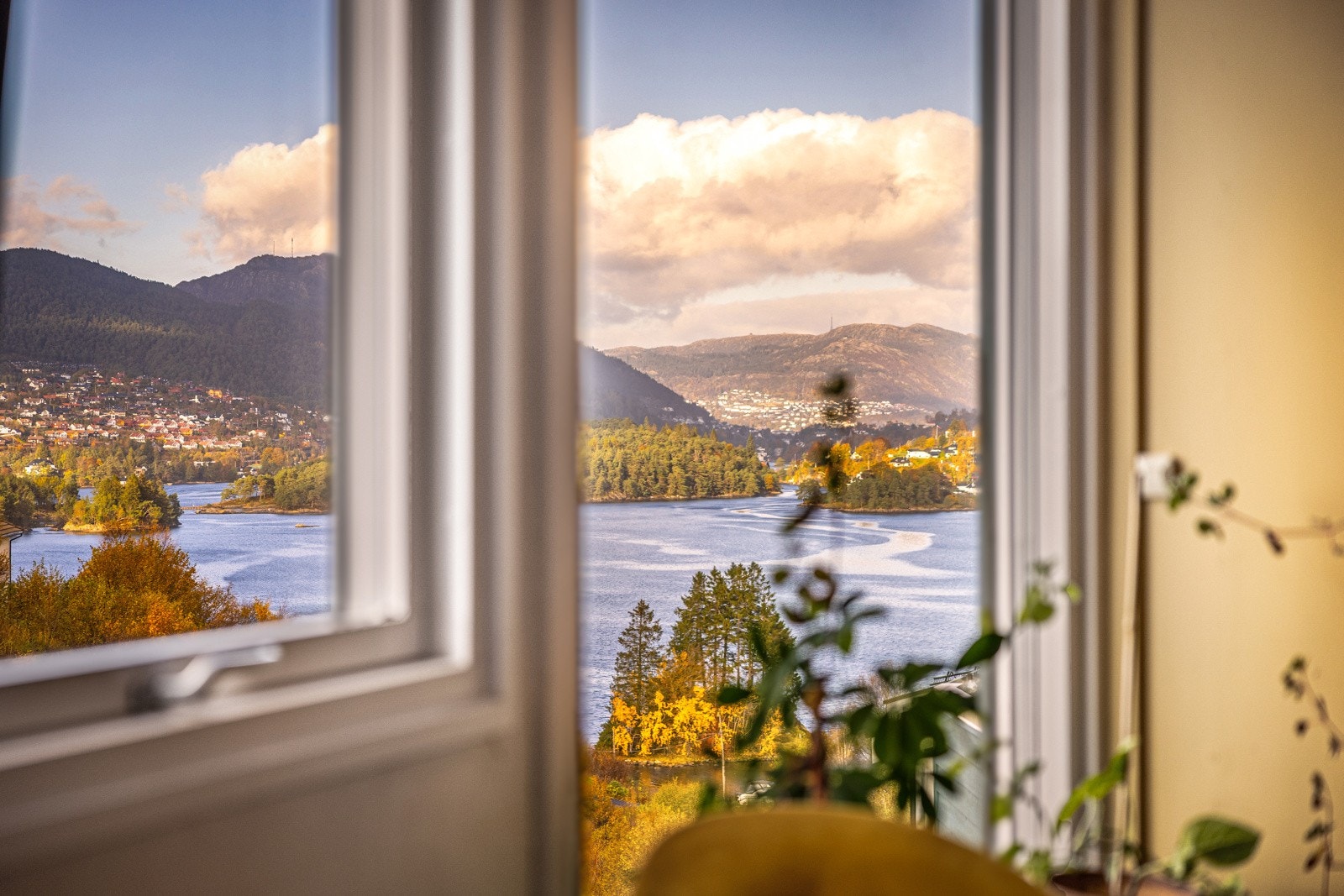 - Velkommen inn i den gode stuen med utsikten over Nordåsvannet og byfjell - Galleribilde