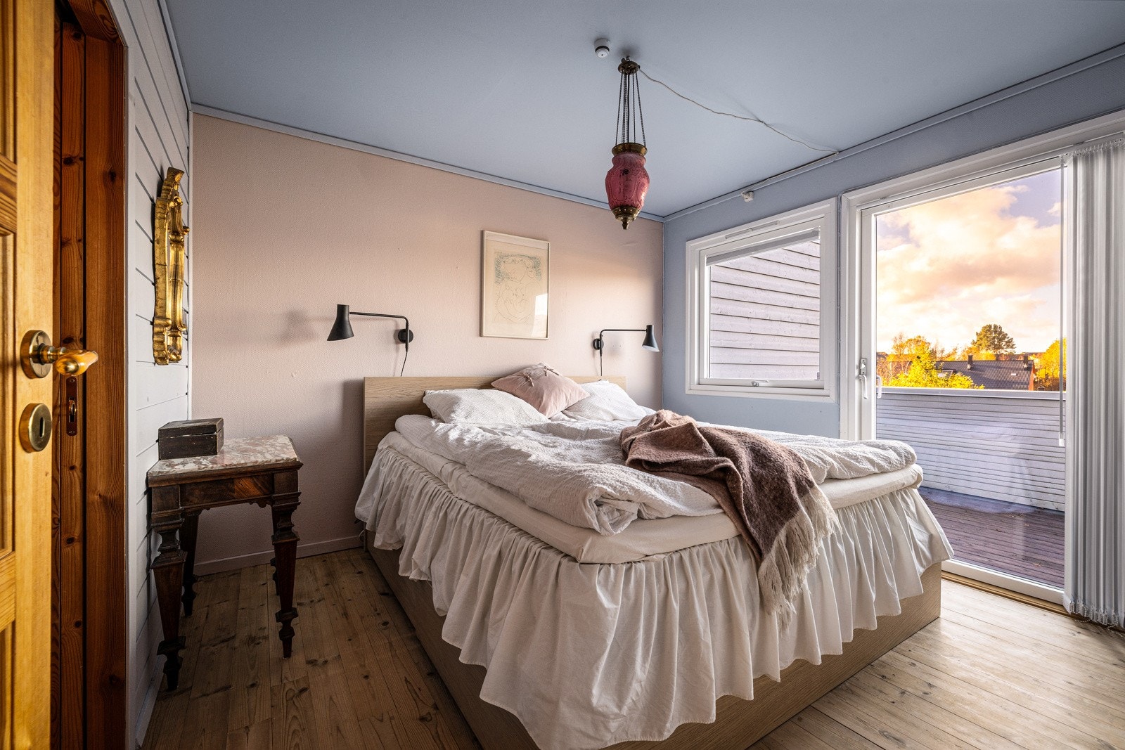 - Hovedsoverom med walk-in-garderobe og utgang til utsiktsrik balkong - Galleribilde