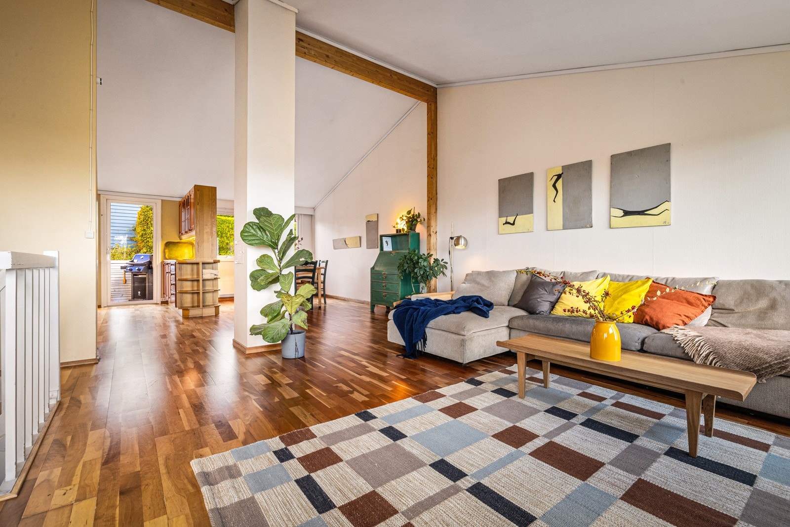 - Stuen oppleves lys og romslig, med god takhøyde som forsterker den åpne atmosfæren - Galleribilde