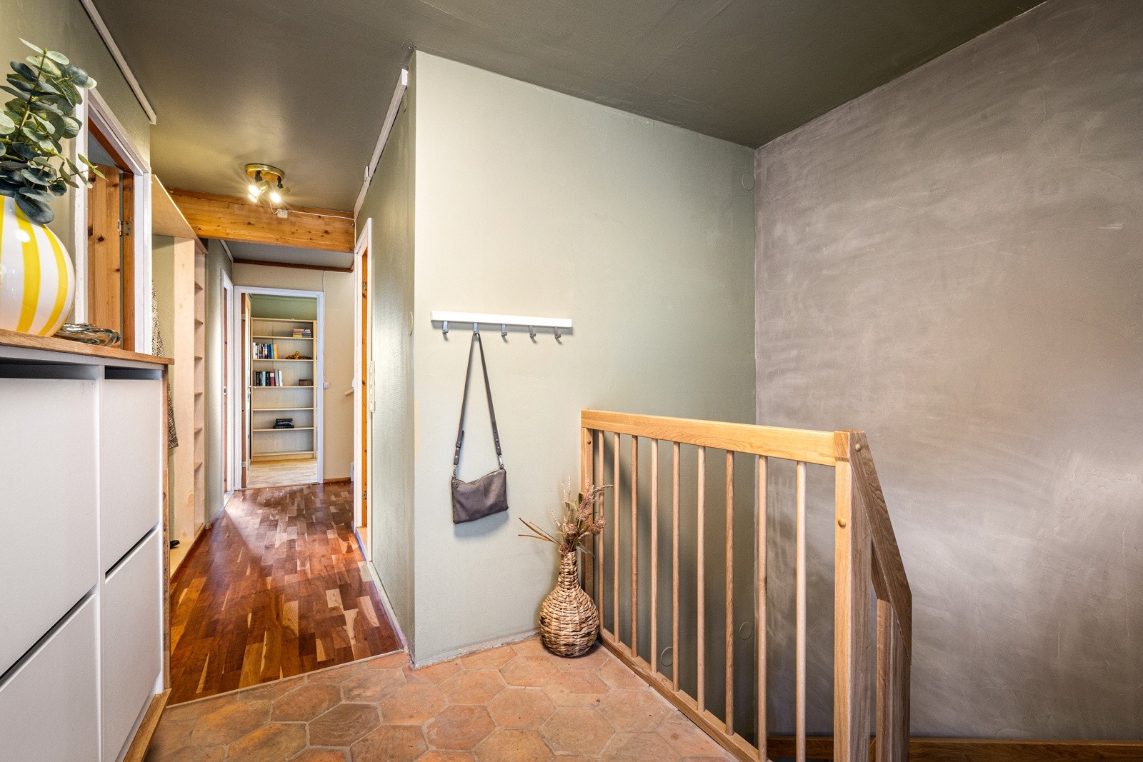 - Store deler av gangen er pusset opp siste tiden - trappen ned til underetasjen er ny - Galleribilde