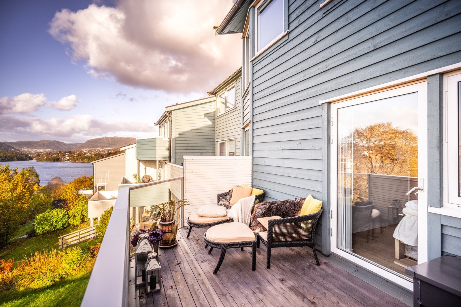 - Usjenert beliggende balkong med sol til den går ned over Nordåsvannet - her sitter du i fred og mak uten sjenerende innsyn - Galleribilde