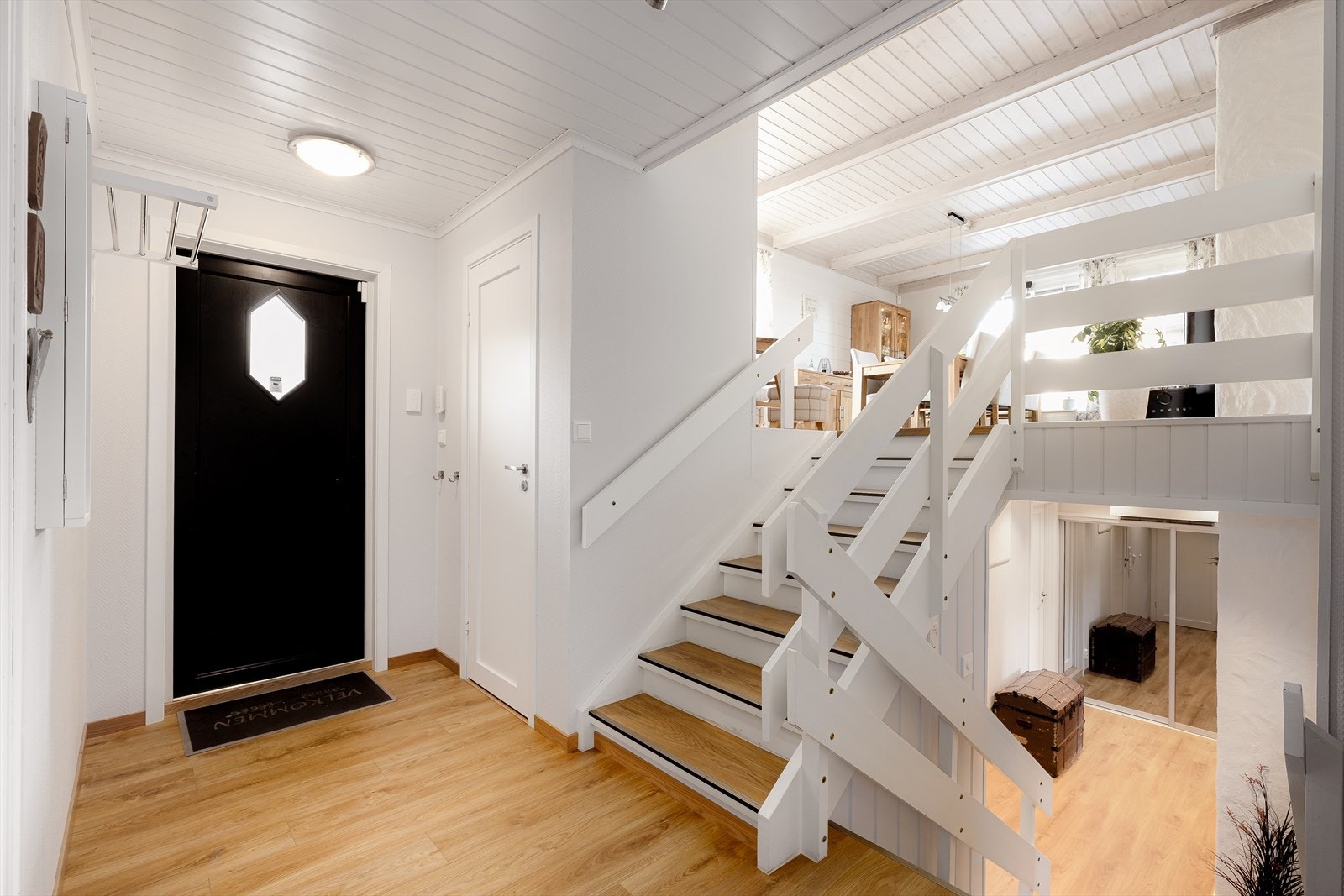 Lys og hyggelig entré som ønsker deg velkommen inn. Her er det god plass til sko- og yttertøy. I tilknytning til entréen ligger et praktisk bodrom for ekstra oppbevaring. Galleribilde