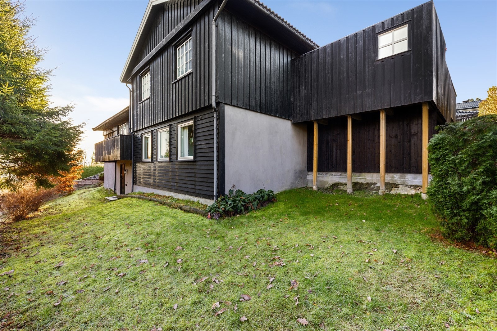 Denne boligen har plenareal på begge sider av boligen. Her er det mange muligheter for lek og morro! Galleribilde