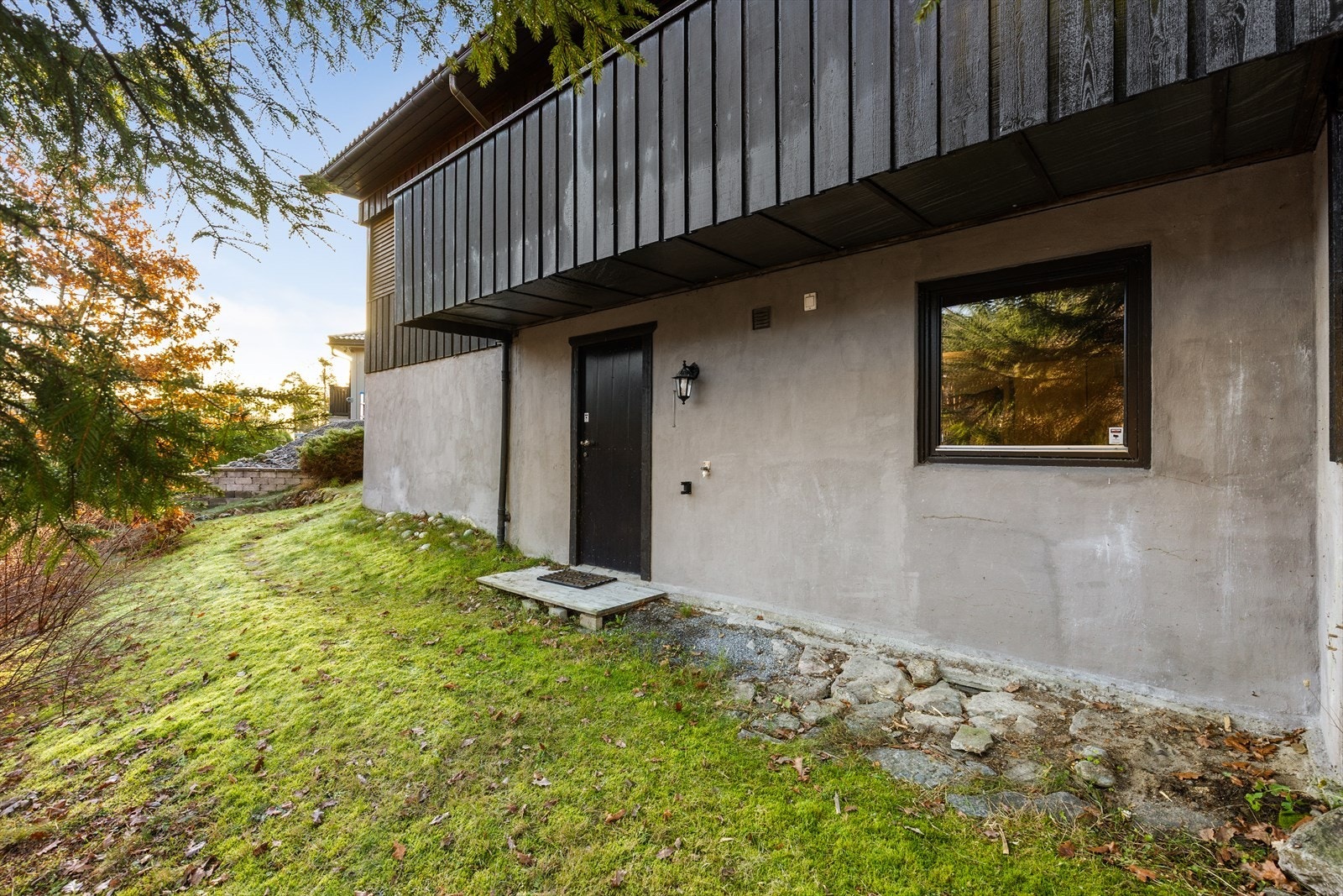 Det er etablert eget inngangsparti til kjelleretasjen på baksiden av huset. Galleribilde