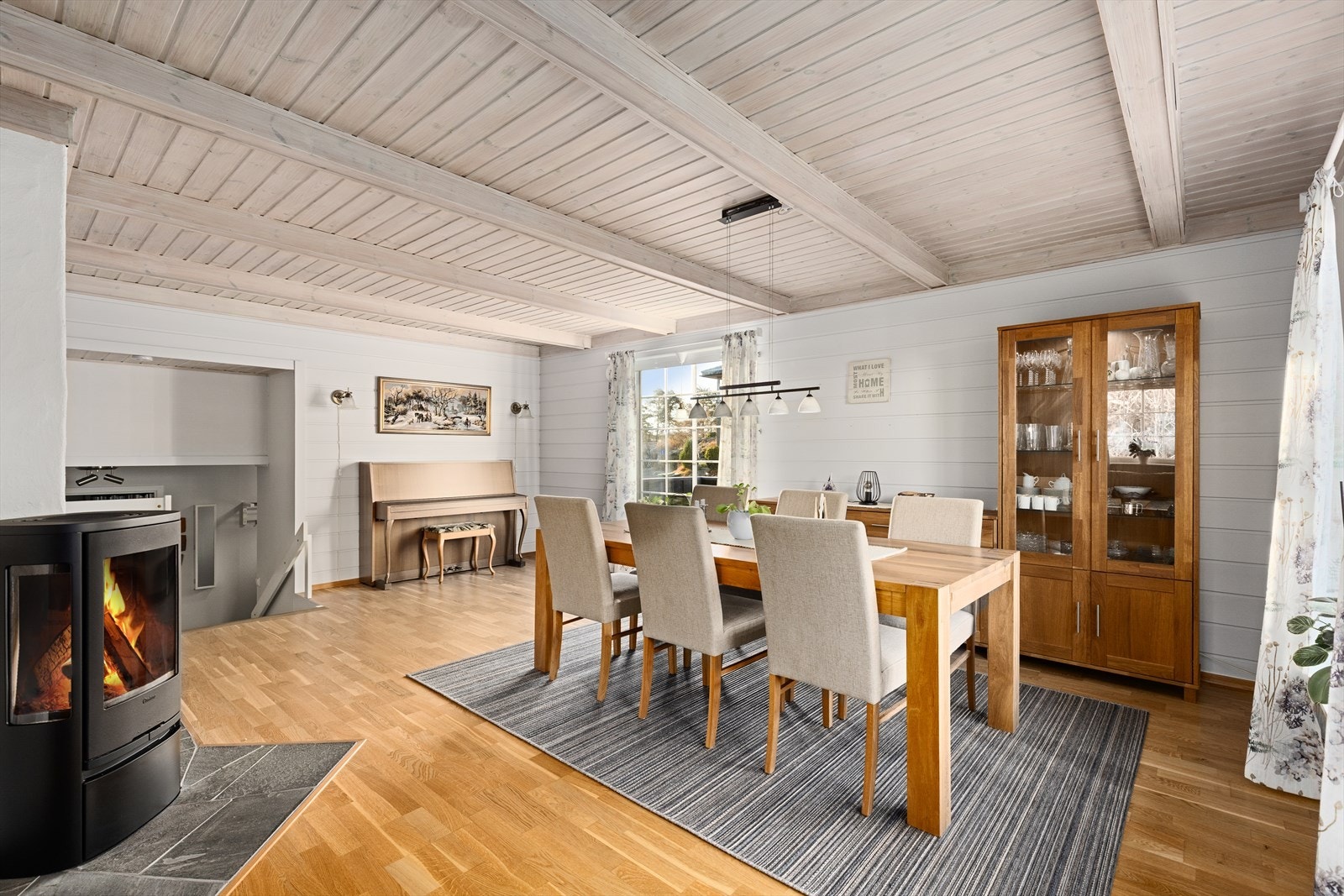 Rommet har gode vindusflater som slipper inn godt med naturlig lys. Galleribilde