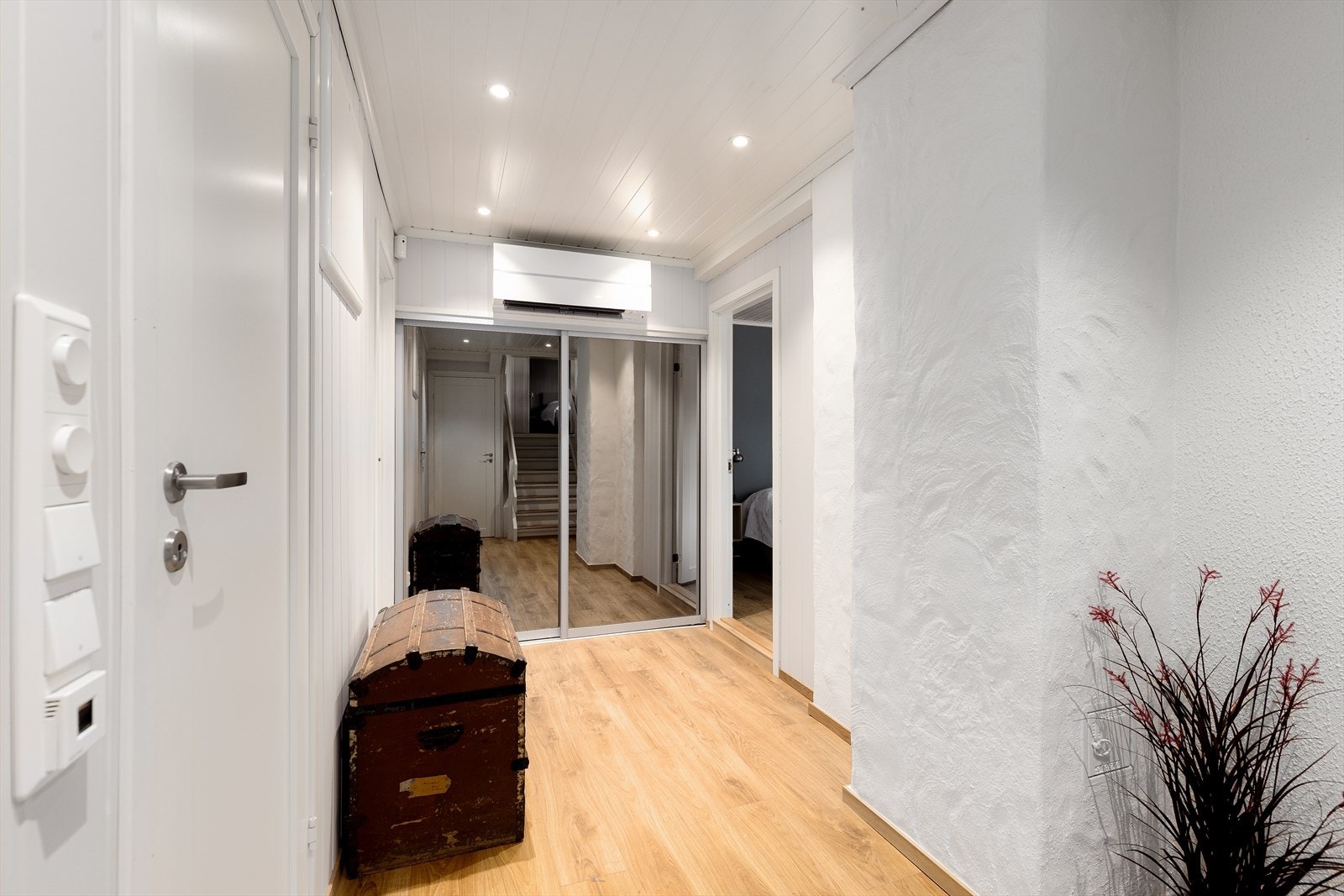 I underetasjen har du bad/vaskerom, bod og 2 soverom. Her er det også nedgang til boligens kjeller. Galleribilde