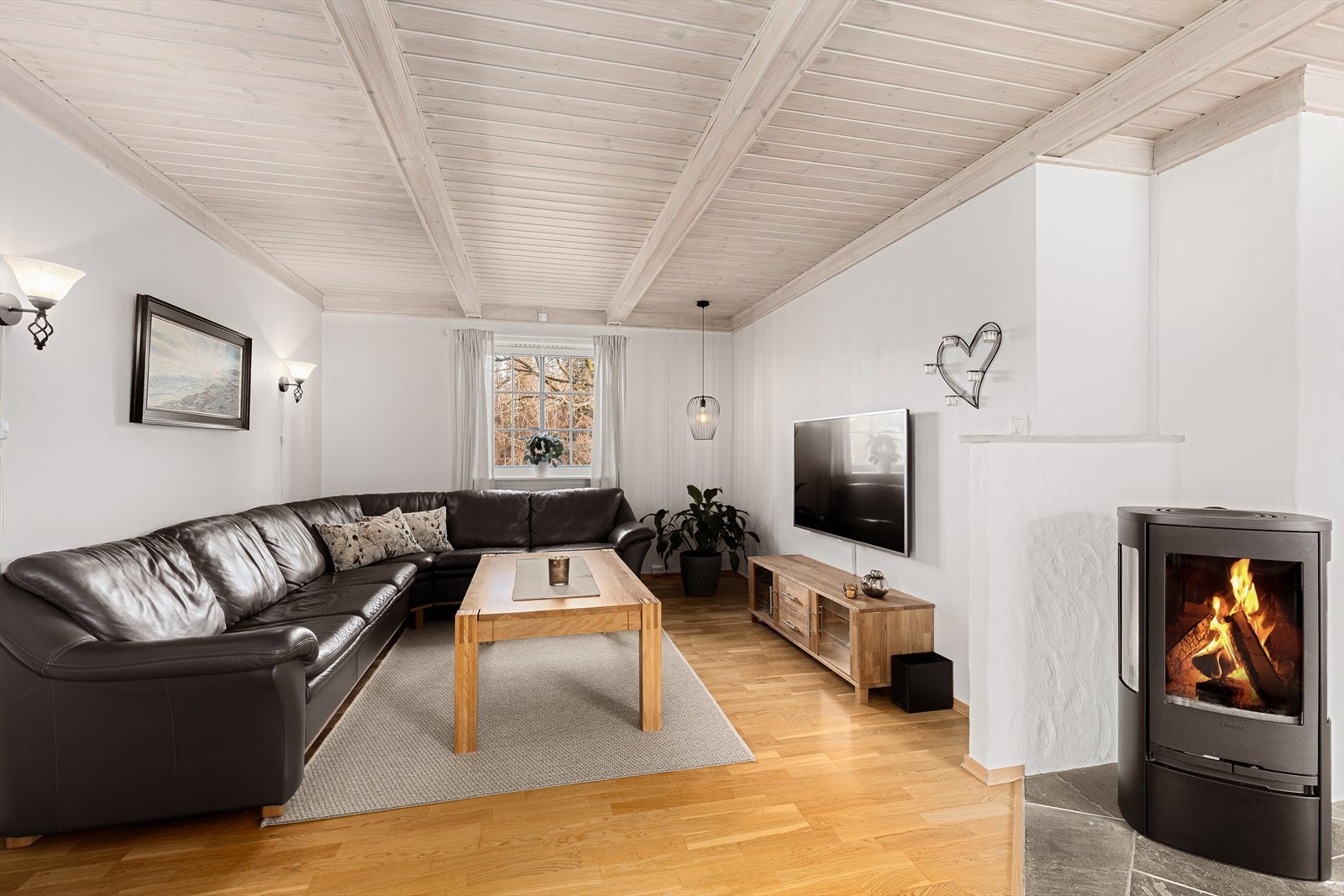 Stuen har godt med plass til en stor sofa og annet møblement etter ønske. Galleribilde