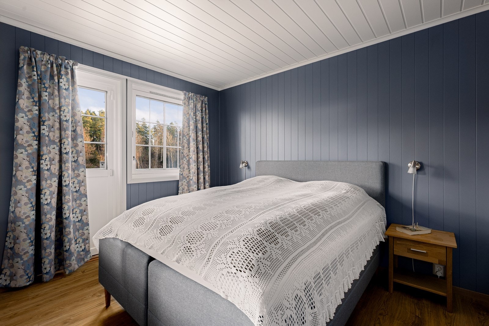 Vegg i vegg finner du soverom nr.2. Rommet er malt i en delikat blåfarge, har garderobeskap og utgang til en hyggelig balkong. Galleribilde