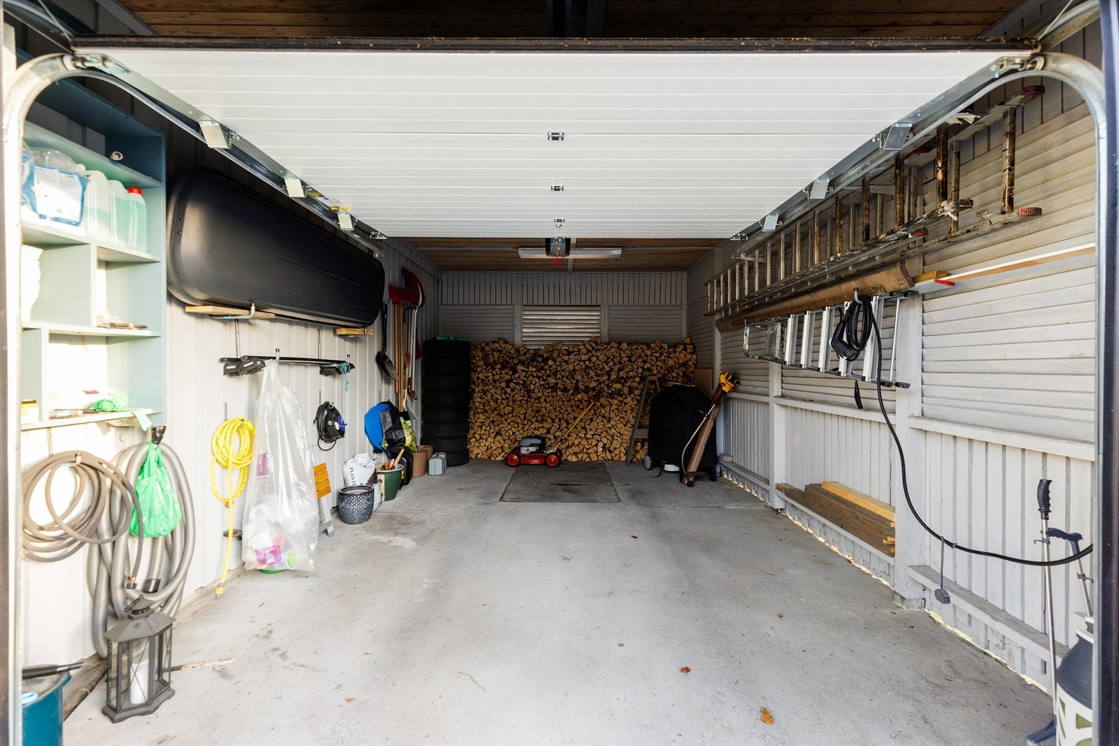 Integrert carport/garasje med smøregrav gir praktiske løsninger for både bil og hobby. Galleribilde
