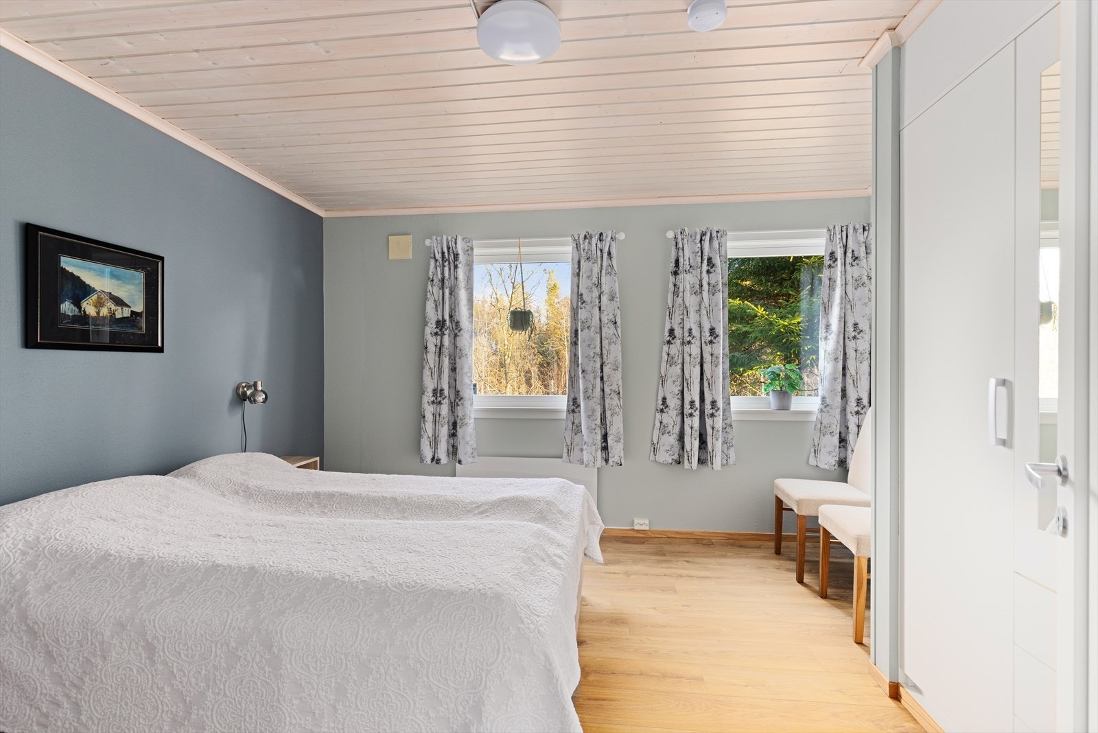 Soverom nr. 4 har også godt med plass til seng og annet møblement. Her er det også montert garderobeskap for klesbeholdningen. Galleribilde