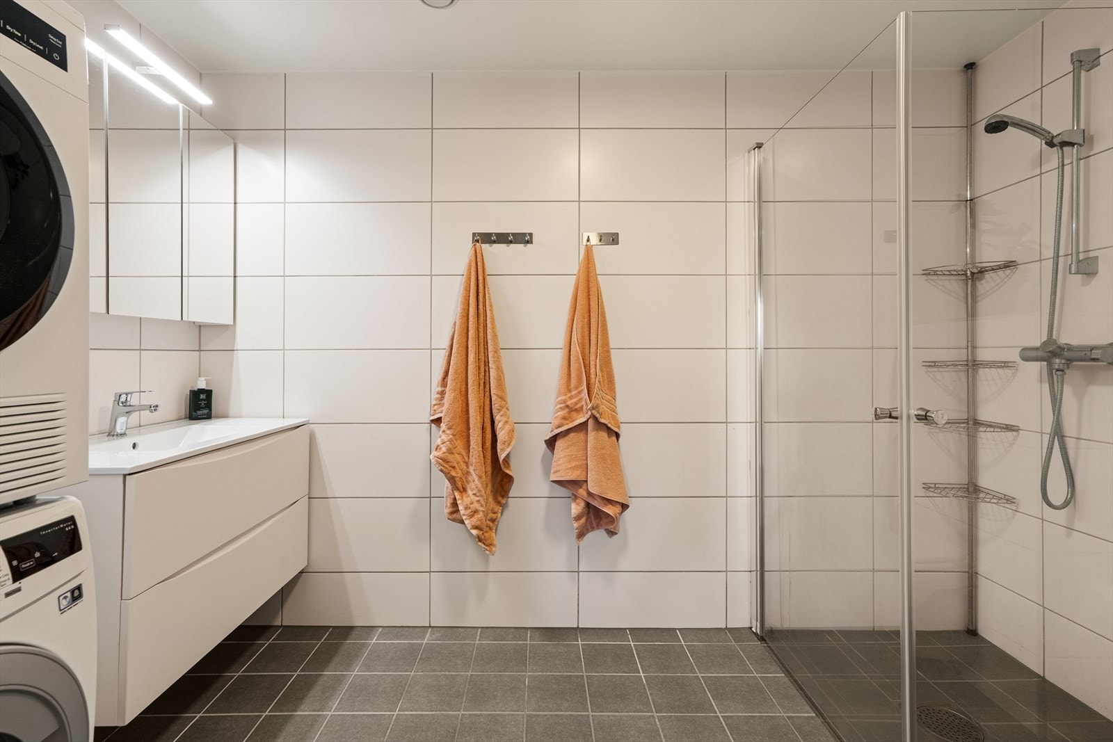 Tidsløst og moderne bad med lekre fliser! Galleribilde