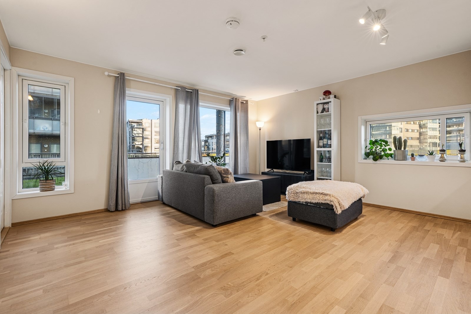 Direkte utgang til balkong fra stue. Ypperlig på hete sommerdager! Galleribilde