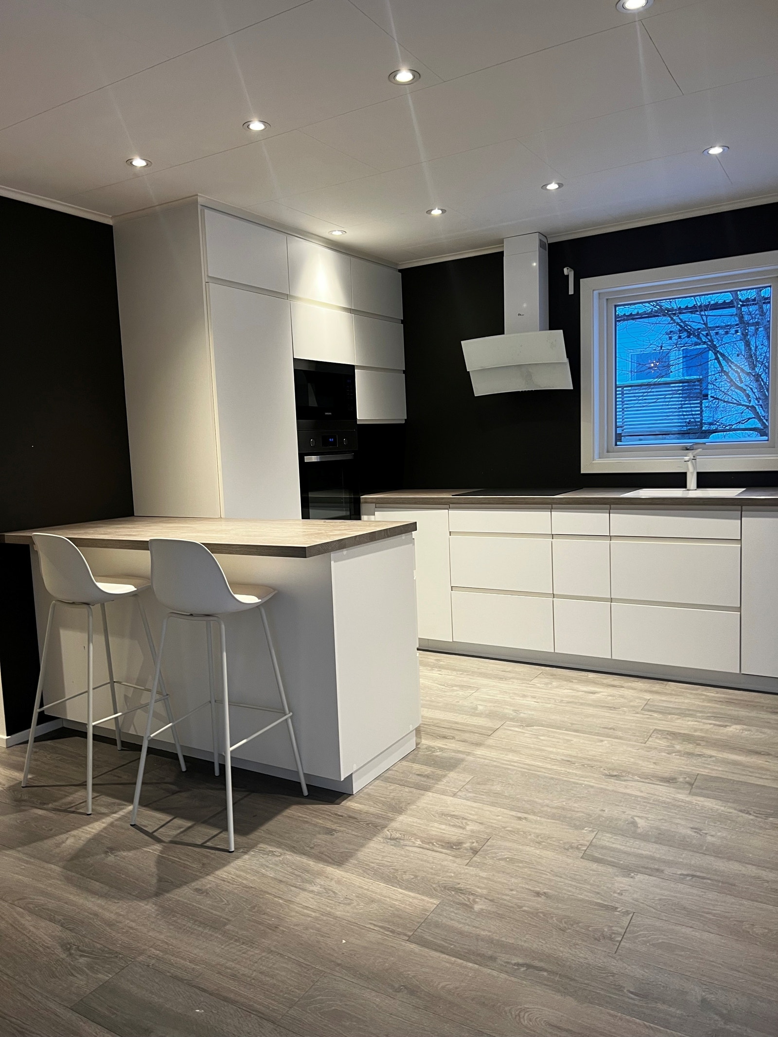 Åpen kjøkkenløsning ut mot stue Galleribilde