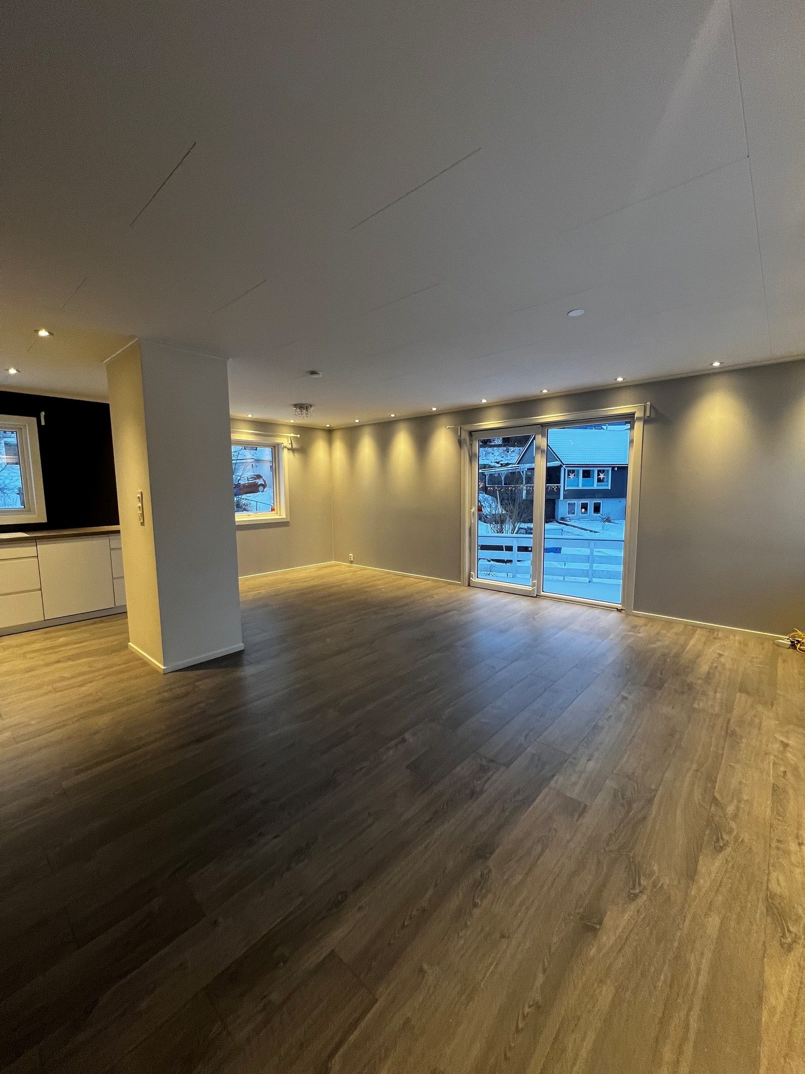 Stue med store vindusflater, åpen kjøkkenløsning Galleribilde