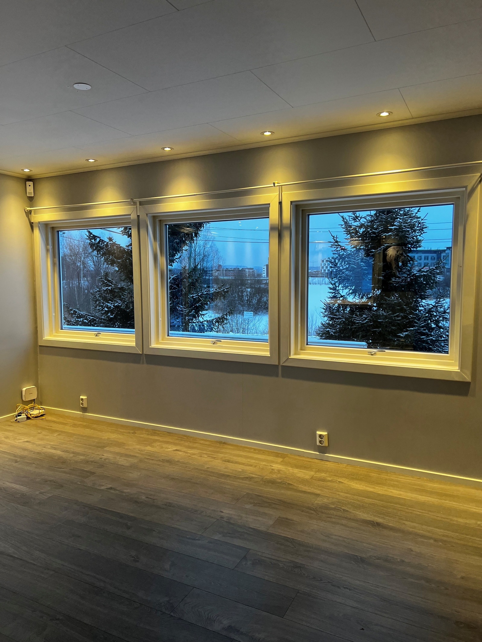 Store vindusflater i stue, utsikt mot elven og Lillestrøm sentrum Galleribilde