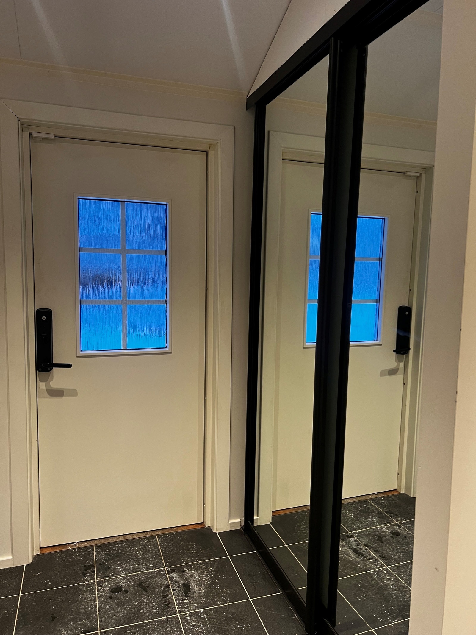 Gang, med garderobe Galleribilde