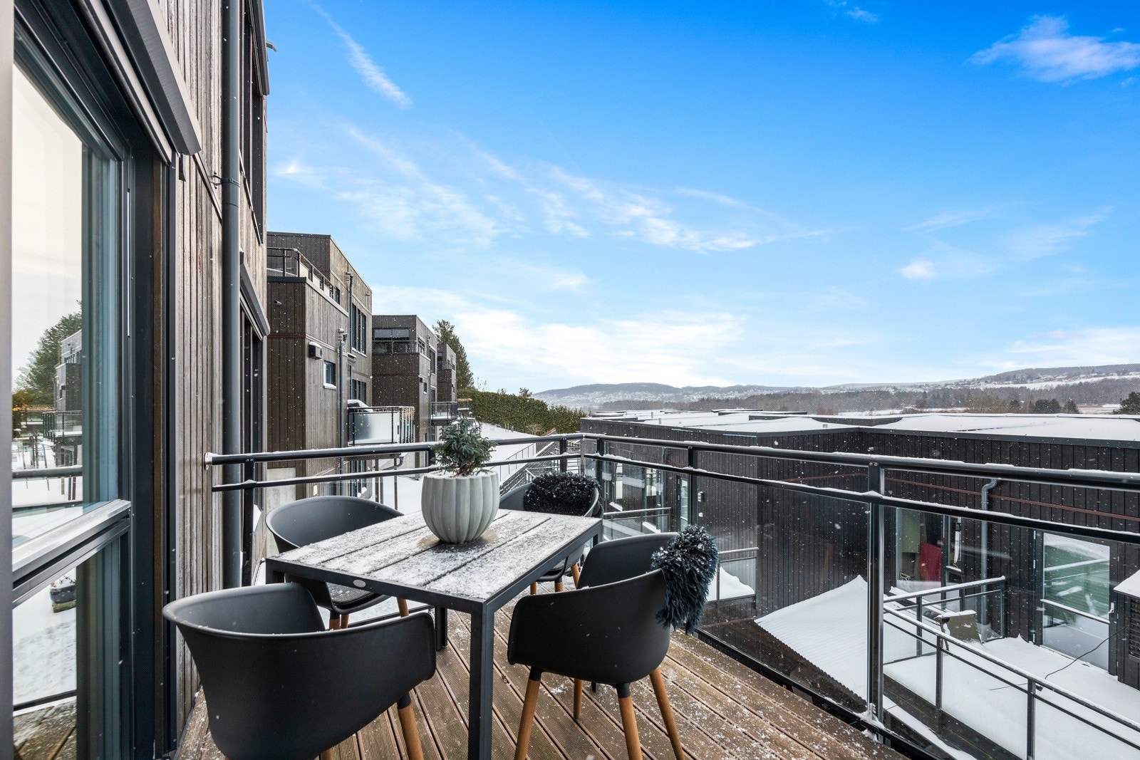 Balkongen har glassrekkverk og byr på gode solforhold og fin utsikt retning Lillestrøm. Galleribilde