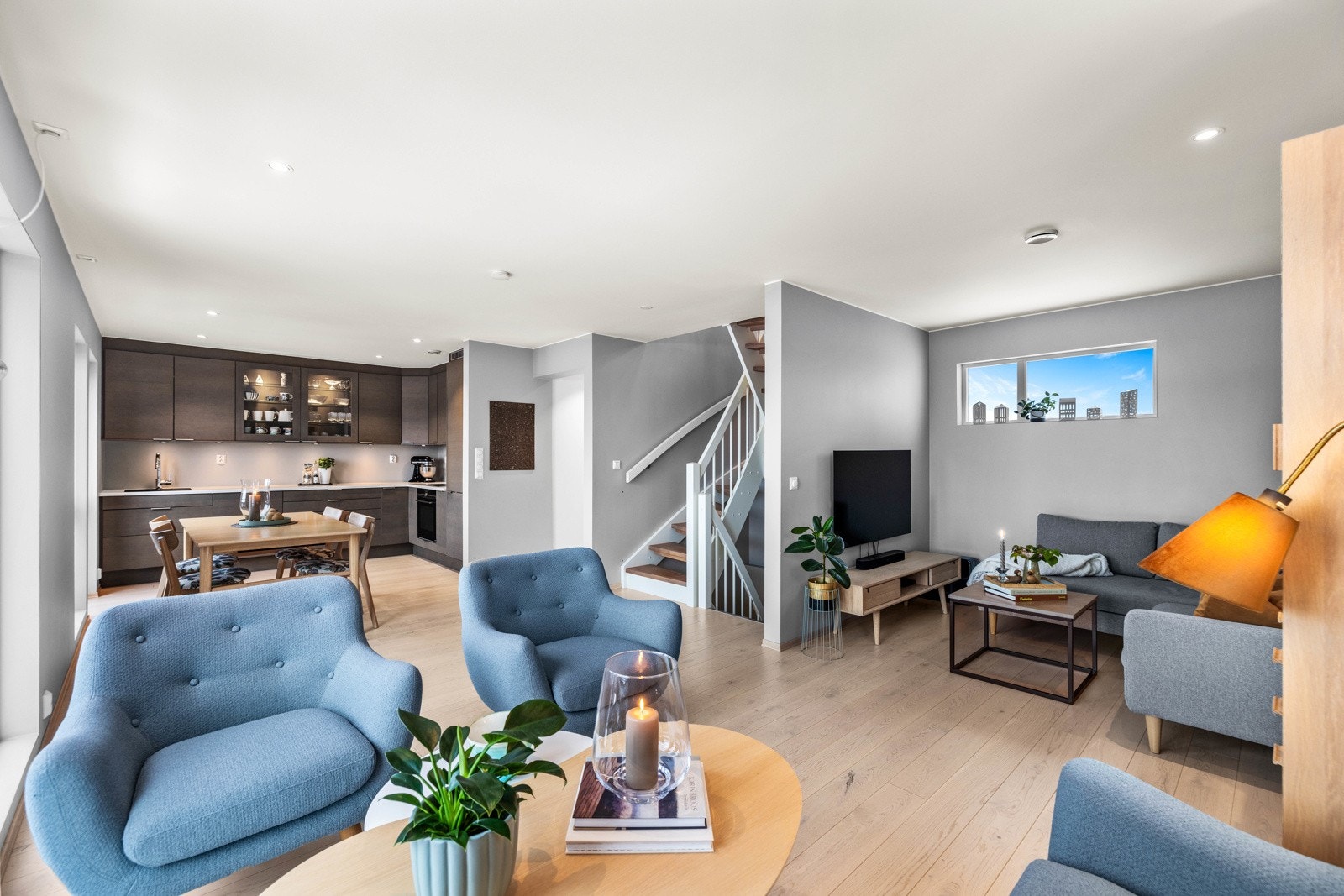 God planløsning med stue og kjøkken i egen etasje. Galleribilde