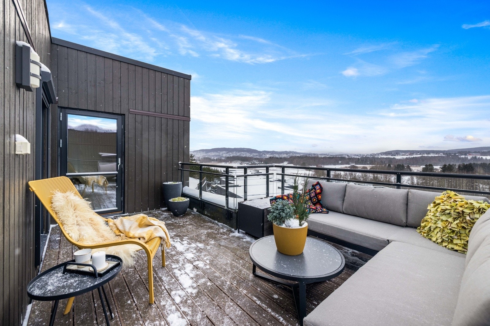 Takterrasse på toppen av huset med sol og utsikt mot sydvest. Galleribilde